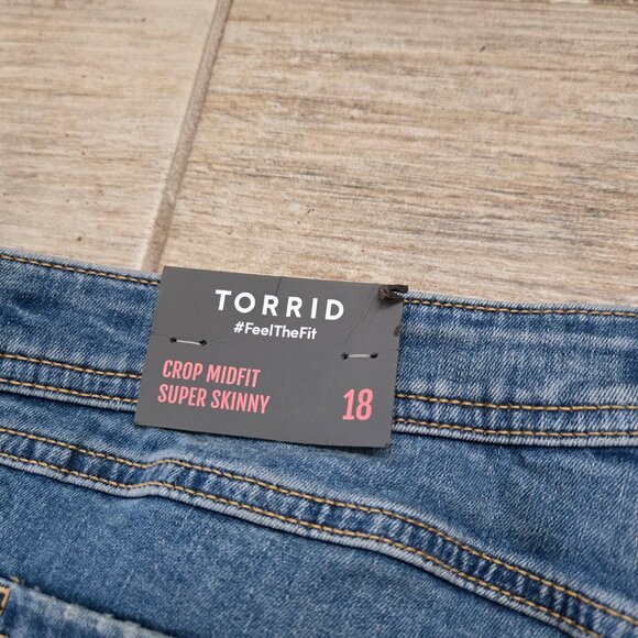 NWT Torrid Crop Midfit Super Skinny Jeans Women's Medium Wash Everyday 18 - Picture 10 of 10